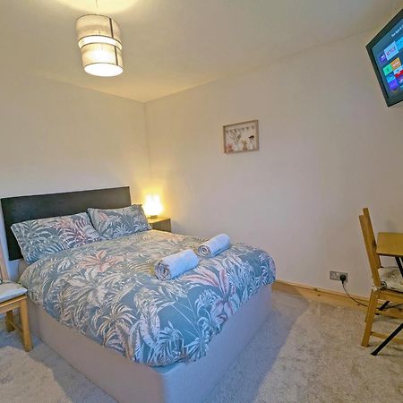 Double Room, Large Tv, With Great Transport Links Bolton Exterior foto